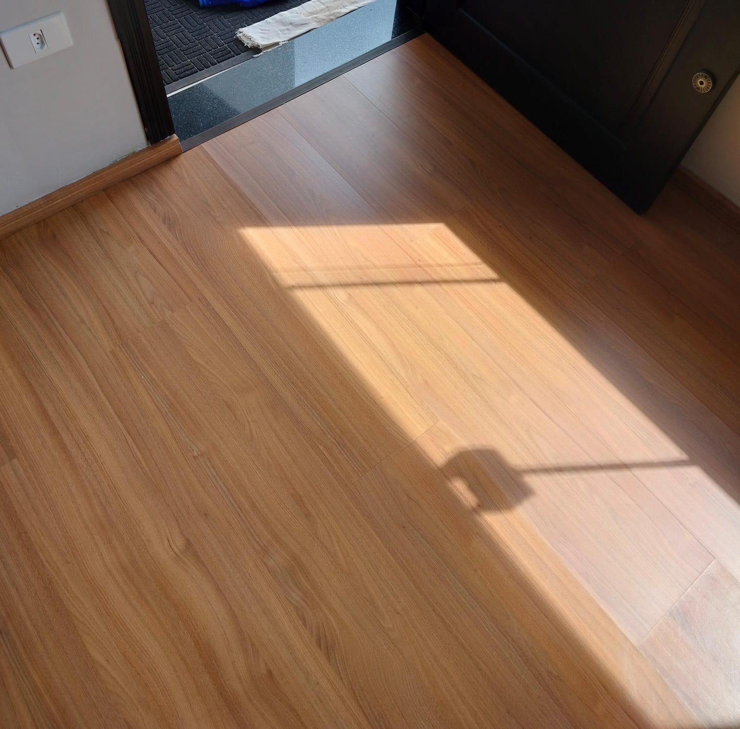Instalação de piso vinílico — Bella Decorações, Cotia/SP